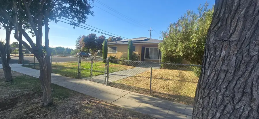 1642 W Robinson Ave, Fresno, CA 93705 - #3