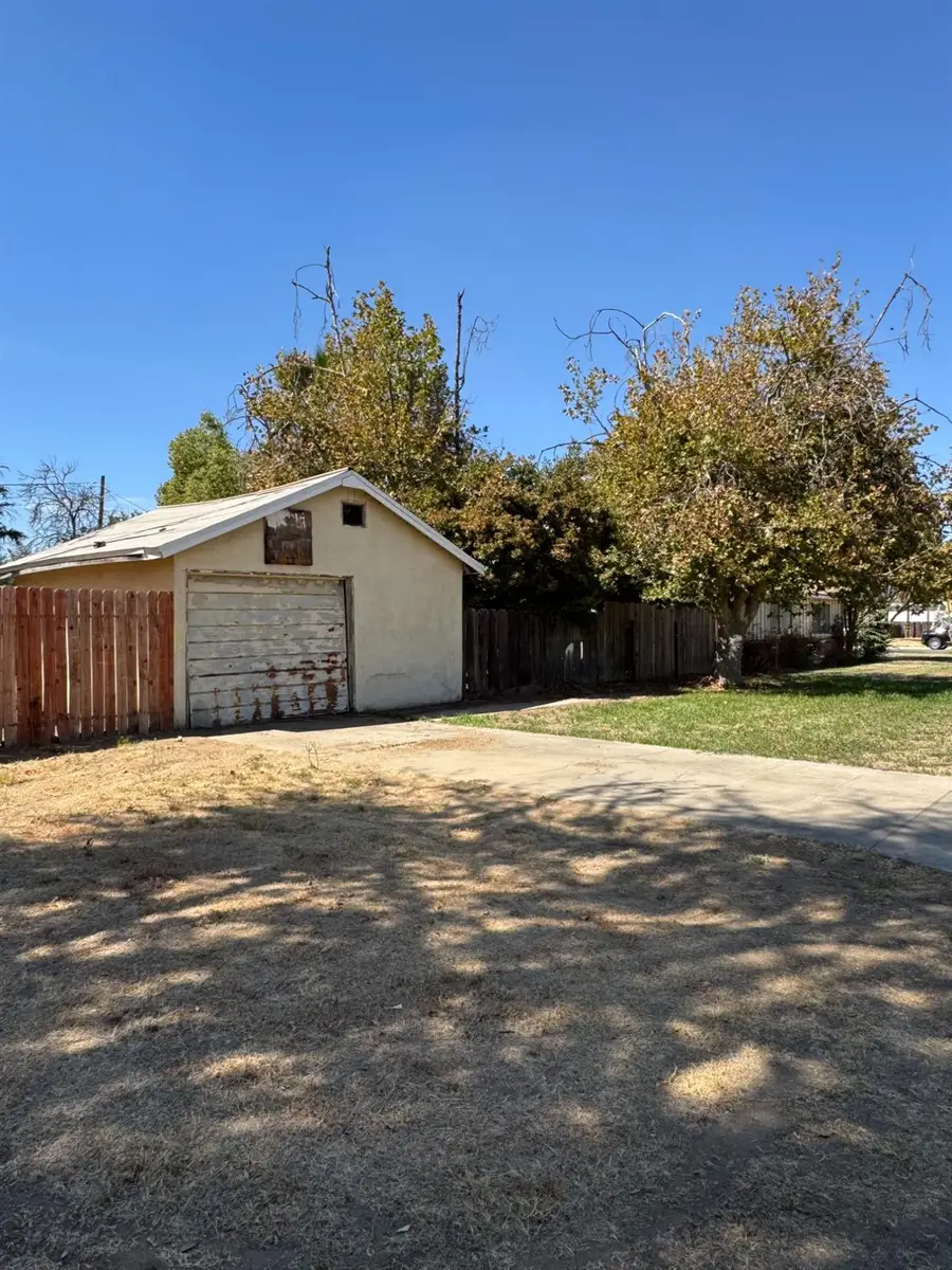 1900 W 4th Street, Madera, CA 93637 - #2