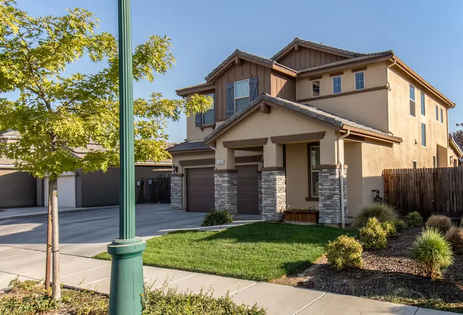 1604 W Porter Avenue, Visalia, CA 93291 - #3