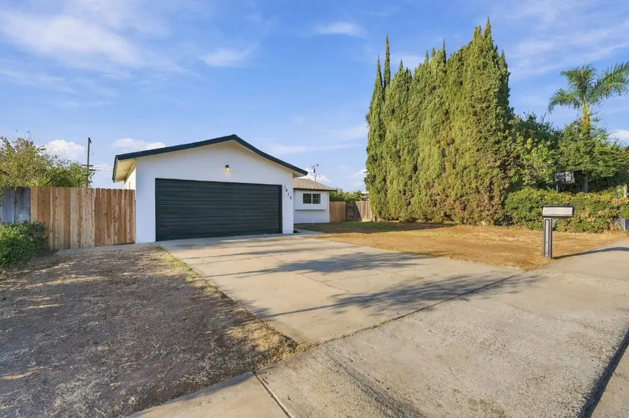 1878 E Park Way, Dinuba, CA 93618 - #2