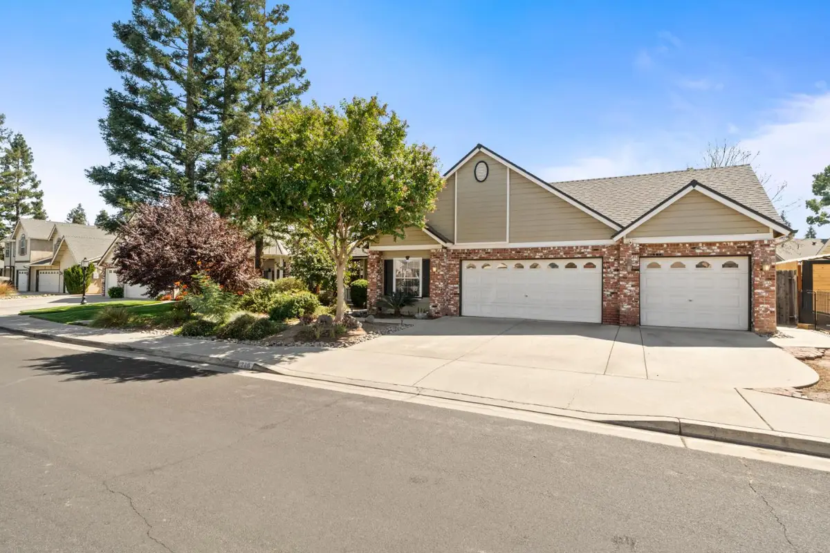 240 W Loyola Avenue, Clovis, CA 93619 - #1