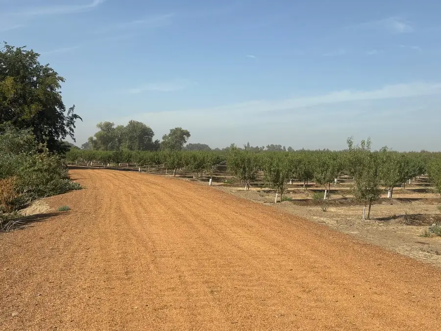 3298 11 1/2 Ave., Laton, CA 93242 - #3