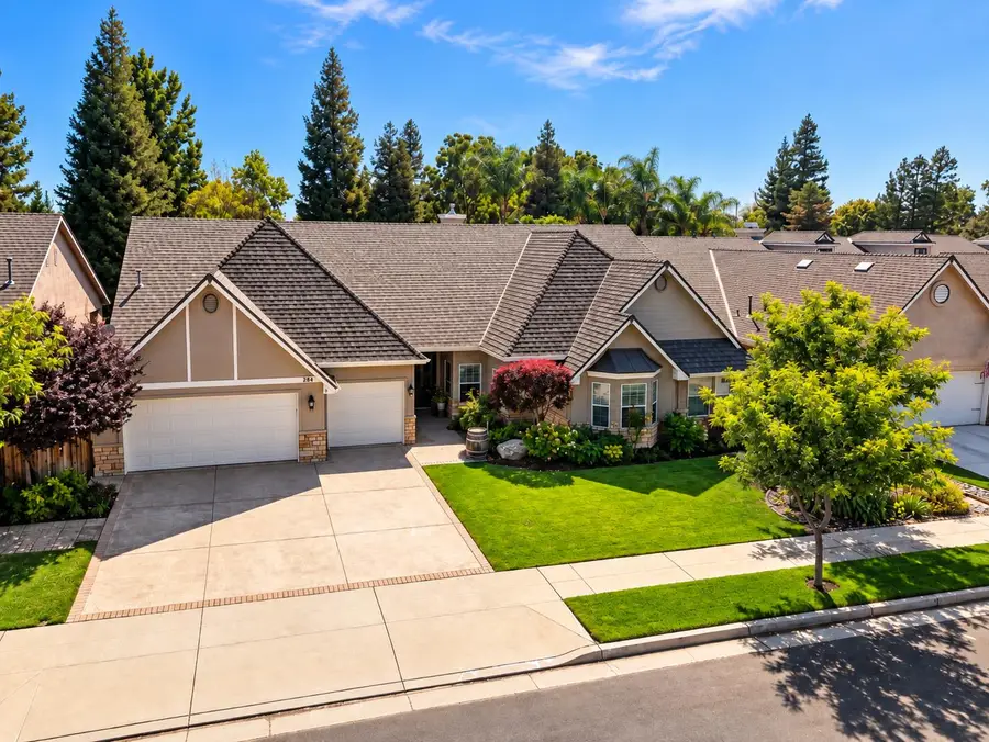284 W Lester Avenue, Clovis, CA 93619 - #2