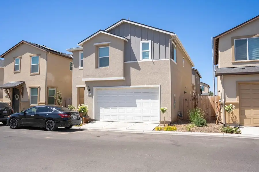 6294 E Riesling Drive E, Fresno, CA 93727 - #2