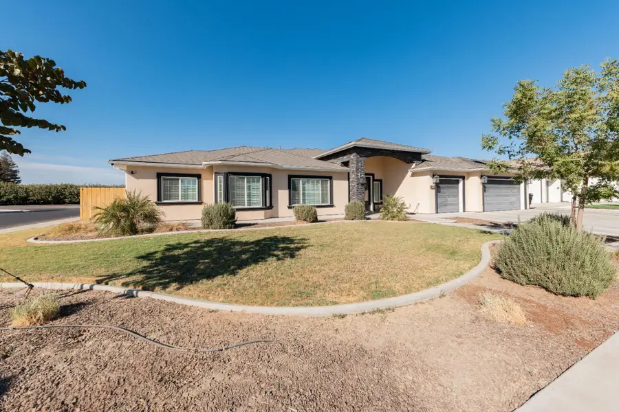 634 E San Miguel Street, Hanford, CA 93230 - #3