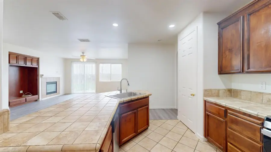 2555 S Lind, Fresno, CA 93725 - #3