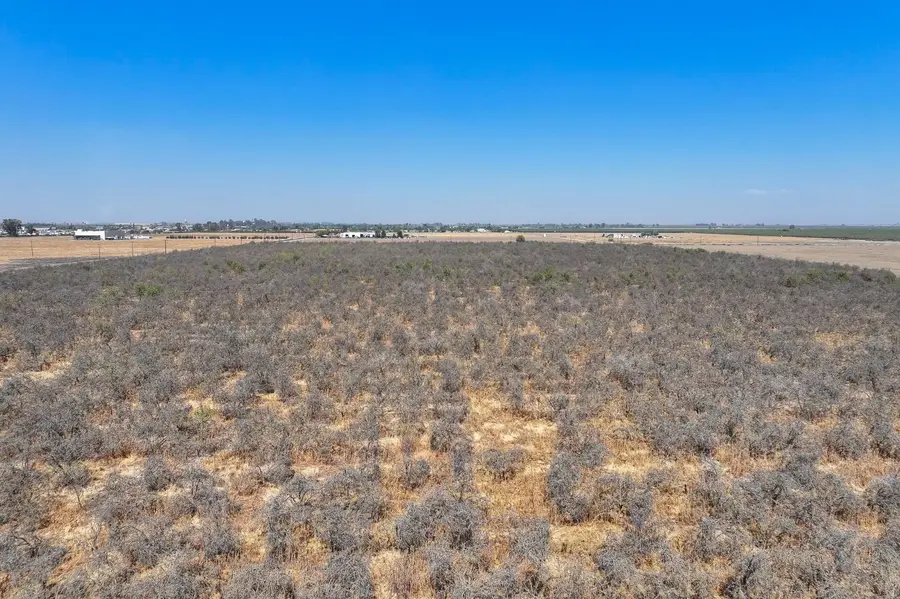 1531 E Sierra Avenue, Pixley, CA 93256 - #2