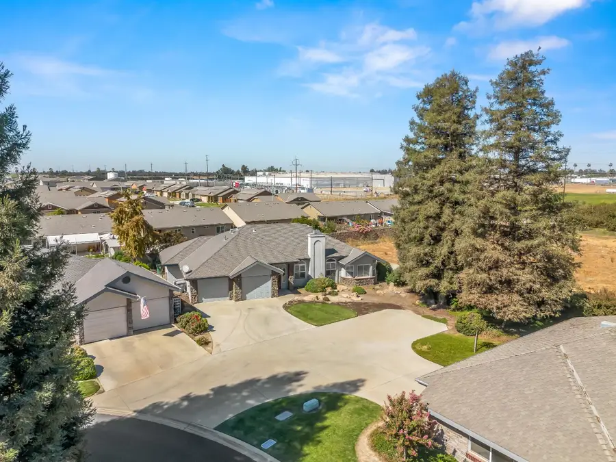 2055 N Cambridge Circle, Reedley, CA 93654 - #2