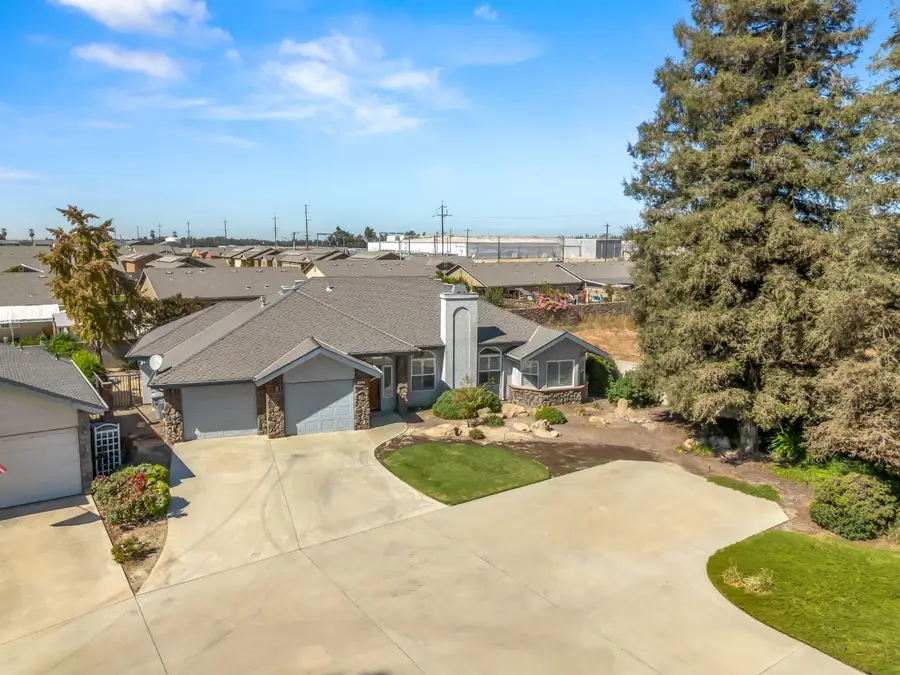 2055 N Cambridge Circle, Reedley, CA 93654 - #3