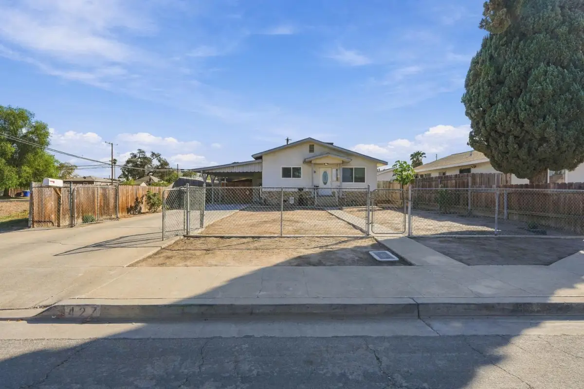 427 E 11th Street, Hanford, CA 93230 - #1