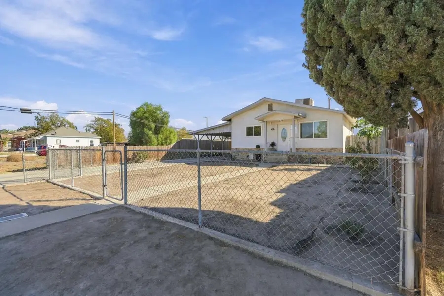 427 E 11th Street, Hanford, CA 93230 - #3