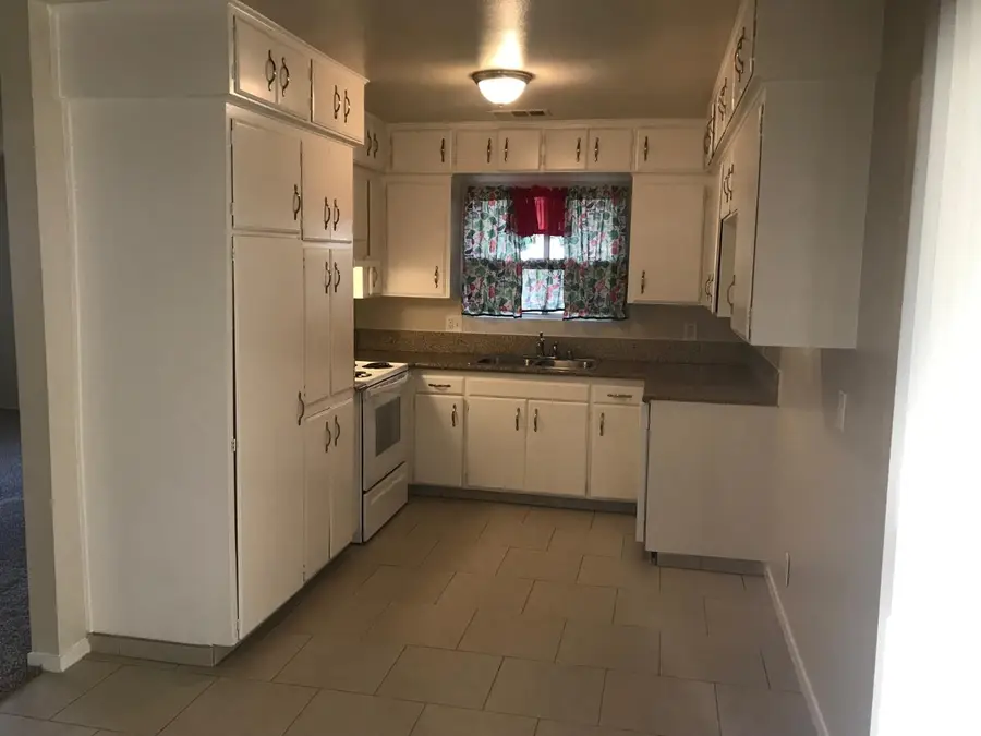525 Oatman Avenue, Sanger, CA 93657 - #3