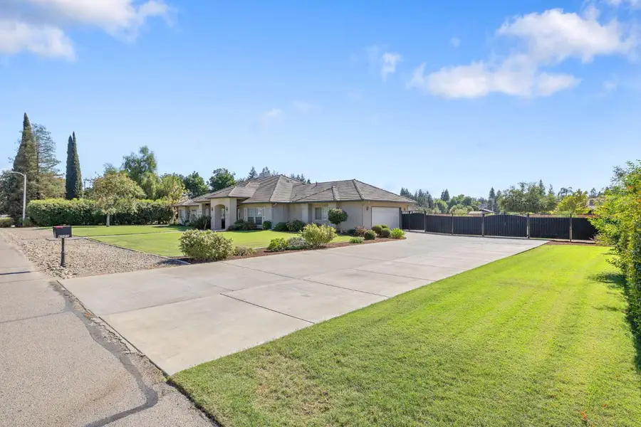 6001 W Grove Court, Visalia, CA 93291 - #2