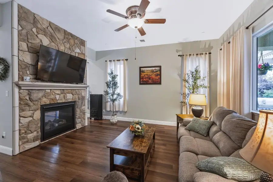 3135 Holly Avenue, Clovis, CA 93611 - #2