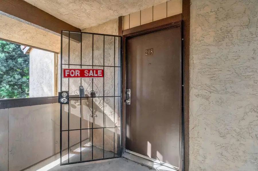 1550 W Ashlan Avenue #208, Fresno, CA 93705 - #3