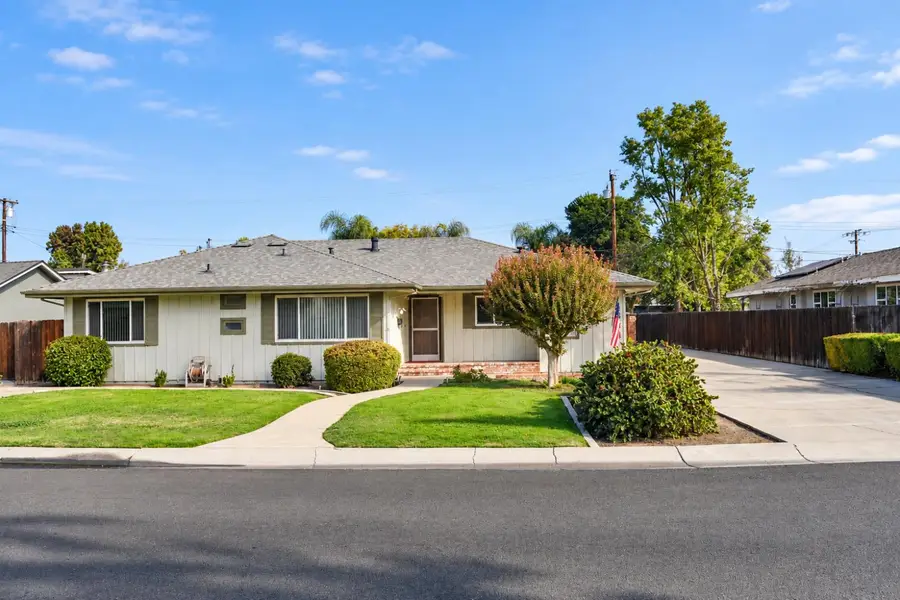 1334 W Howard Avenue, Visalia, CA 93277 - #2