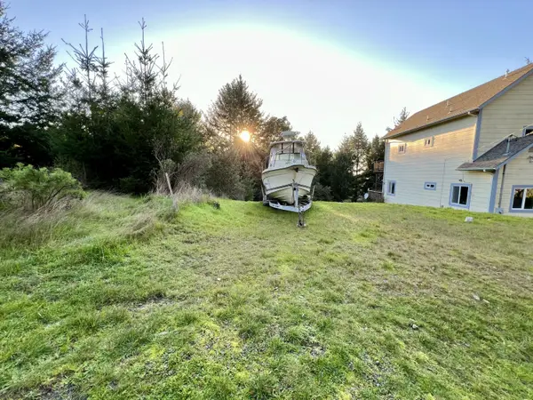 56 Beach Road, Shelter Cove, CA 95589