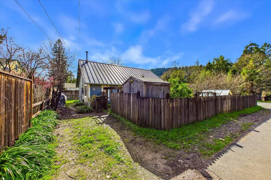 190 Pine Street, Redway, CA 95560 - #2