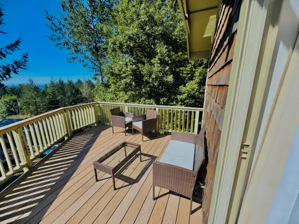 21 Nob Hill Road, Shelter Cove, CA 95589