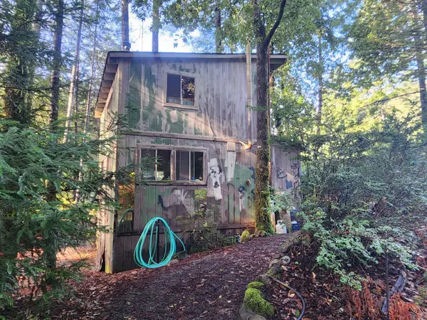 3 W Moody Lane, Garberville, CA 95542