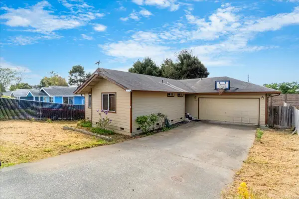 2260 Thiel Avenue, McKinleyville, CA 95519