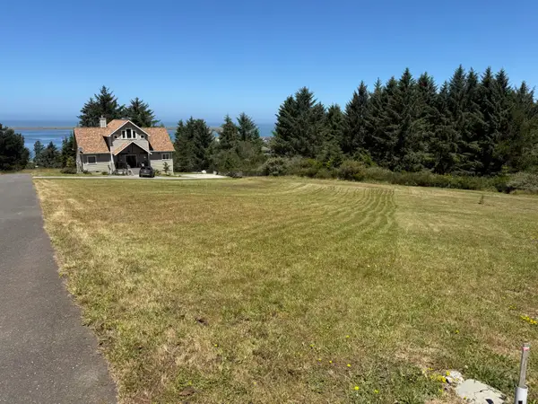 17 Ocean Spruce Lane, Eureka, CA 95503