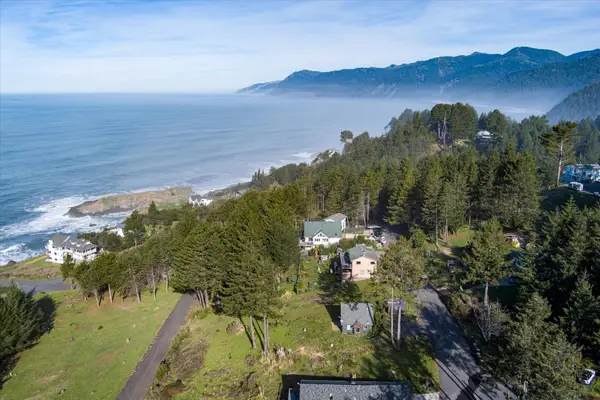 825 Upper Pacific Drive, Whitethorn, CA 95589