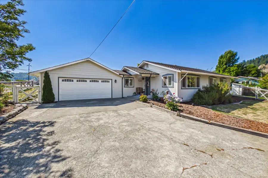 725 Walnut Drive, Rio Dell, CA 95562 - #2