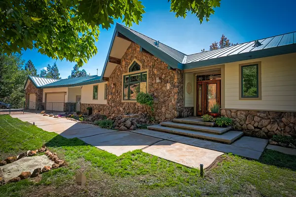 19200 Mountain Maple Road, Lakehead, CA 96051