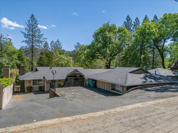 19817 Oak Knoll Drive, Lakehead, CA 96051
