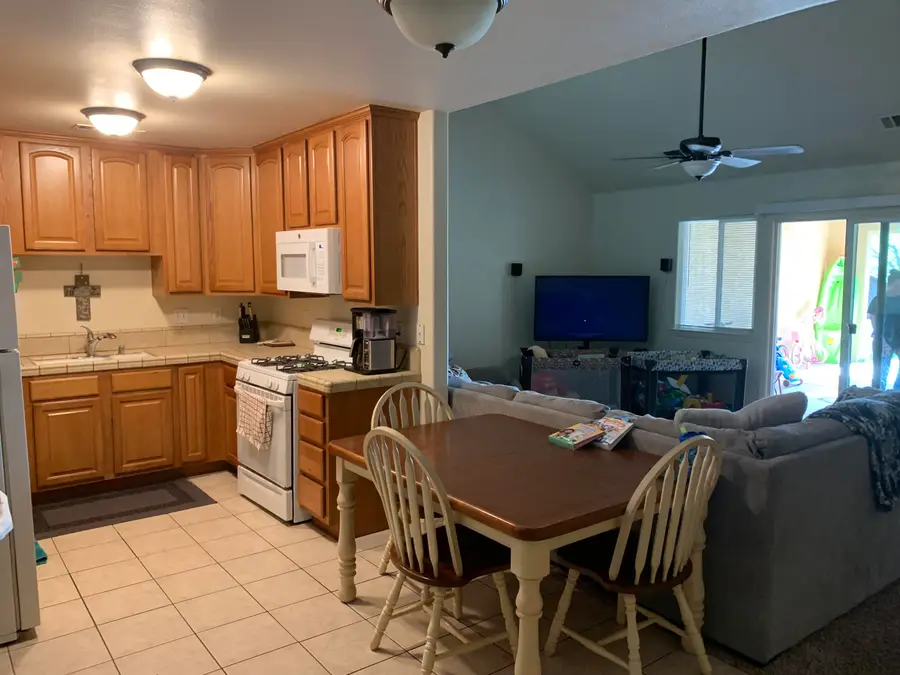 633 Marijean Way, Redding, CA 96003 - Image #3