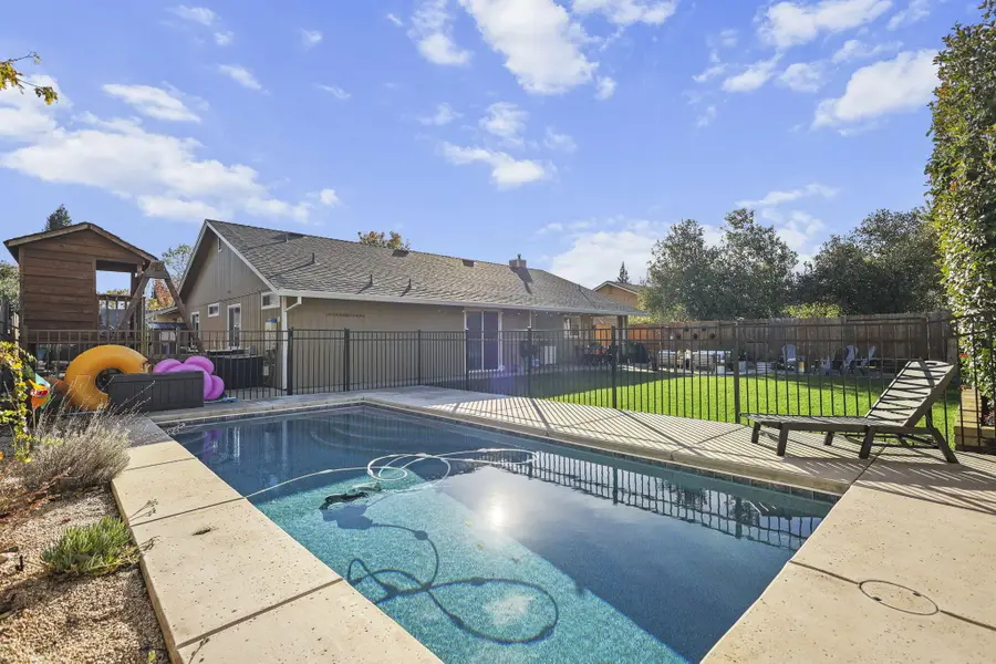 1949 Catherine Way, Redding, CA 96002 - Image #2