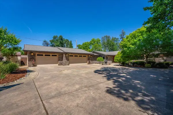 6913 Riverside Drive, Redding, CA 96001