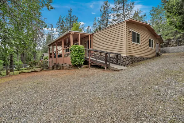 20742 Mammoth Drive, Lakehead, CA 96051