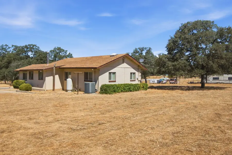 2562 Old Oregon Trail, Redding, CA 96003 - #3