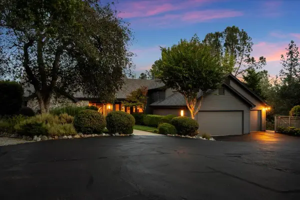 8707 Knobhill Circle, Redding, CA 96001