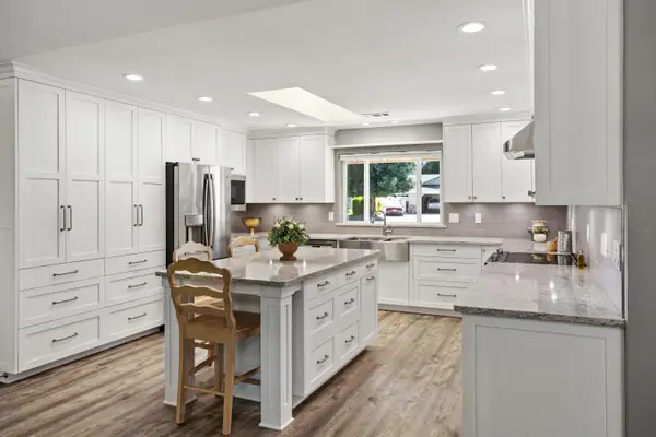 5882 Farm House Lane, Redding, CA 96001