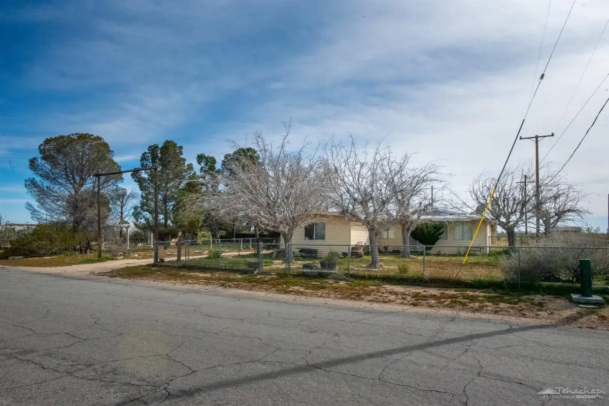 6042 Malibu Drive, Mojave, CA 93501 - #1