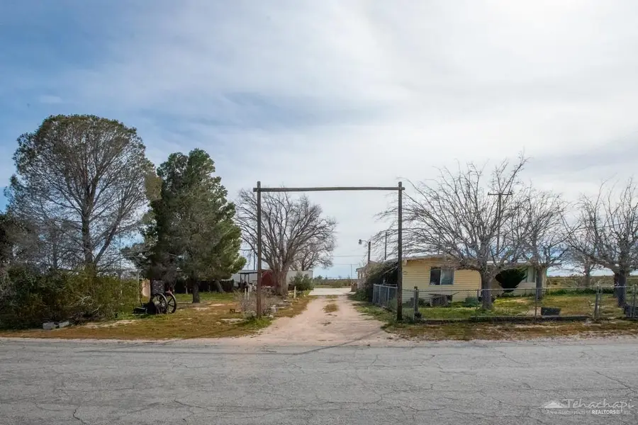 6042 Malibu Drive, Mojave, CA 93501 - #3