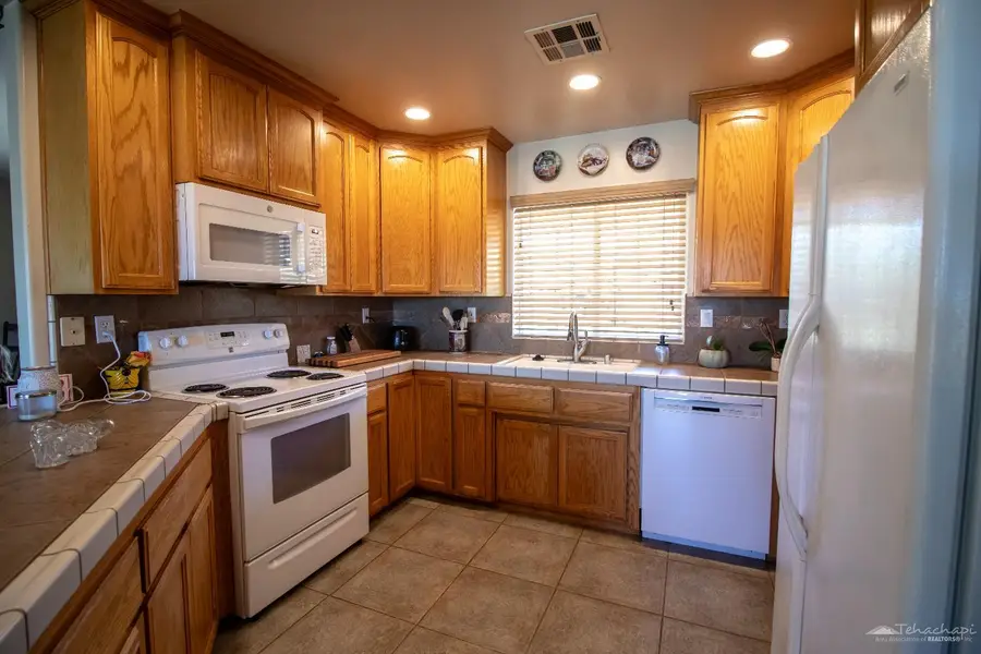 23901 Lakeview Drive, Tehachapi, CA 93561 - #2