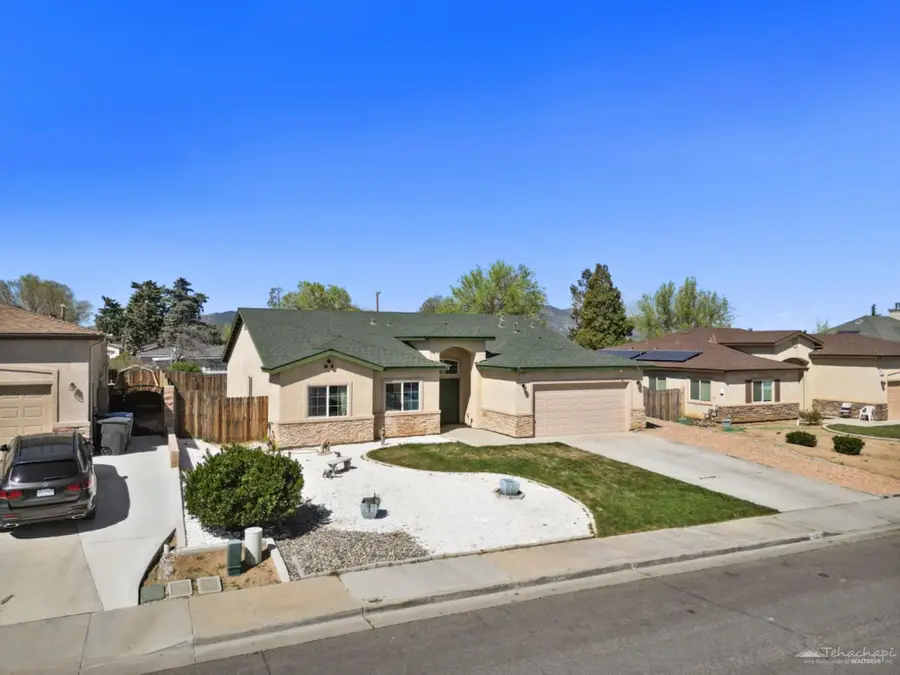 805 Mulberry Street, Tehachapi, CA 93561 - #2