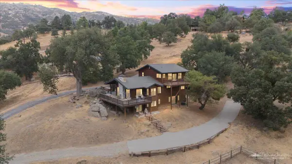 27400 Oakflat Drive, Tehachapi, CA 93561