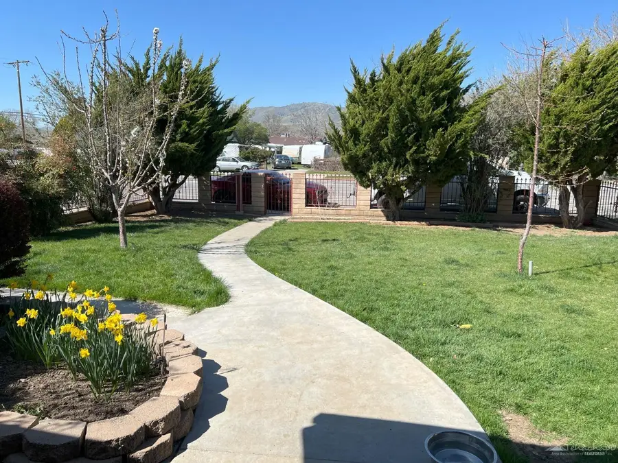 506 E E Street, Tehachapi, CA 93561 - #2
