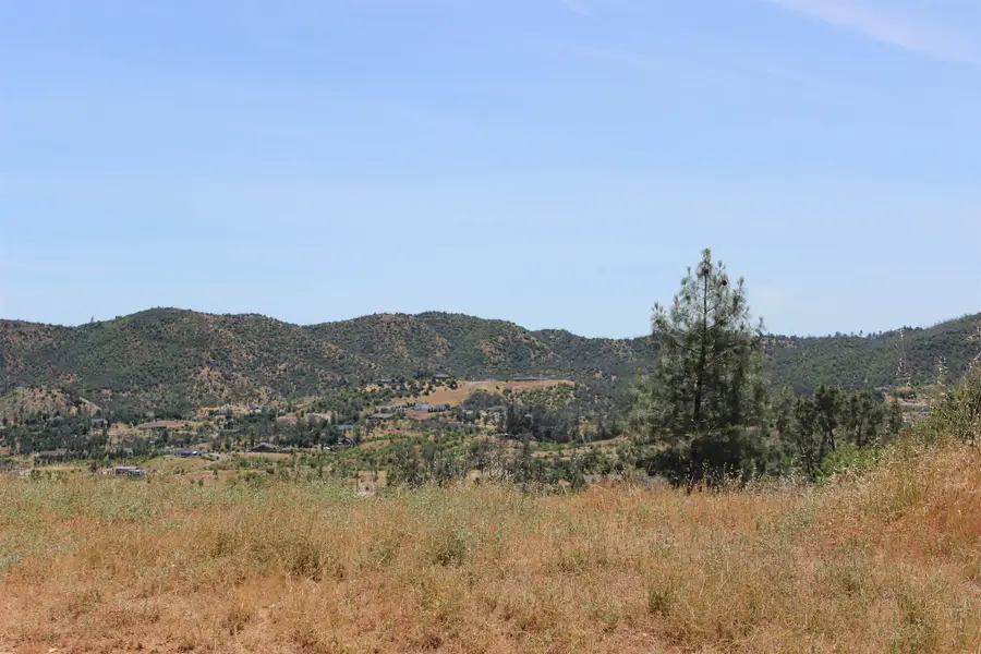 10255 Carrousel Dr, Redding, CA 96001 - Image #2