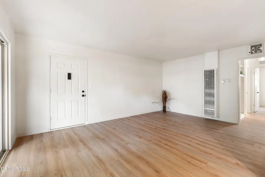 22050 Calvert, Woodland Hills, CA 91367 - Image #3