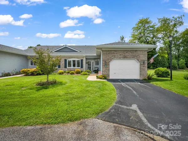 20 Country Meadows Lane, Hendersonville, NC 28792