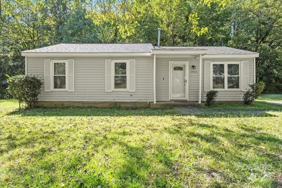 5924 Bridlewood Lane, Charlotte, NC 28215 - Image #2