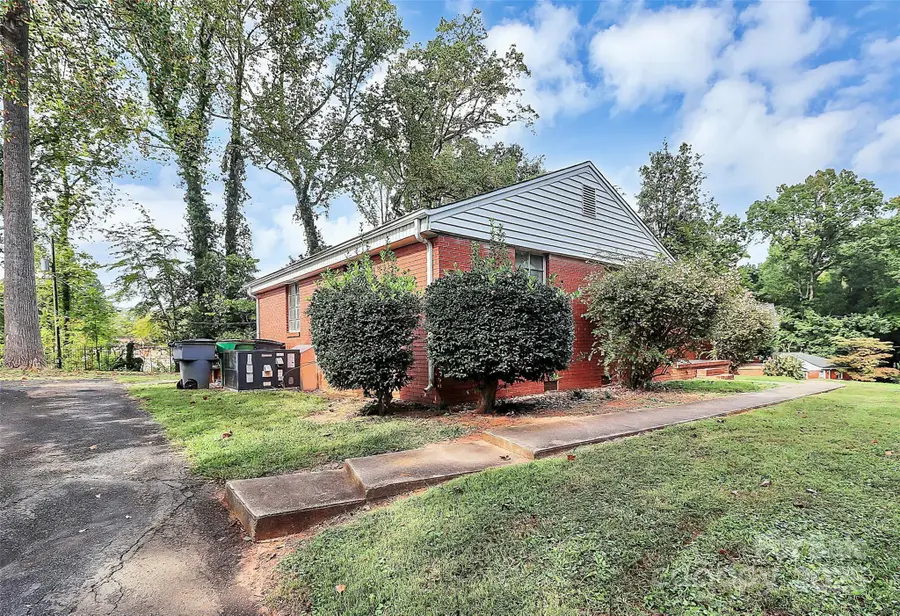 1916 Manteo Court, Charlotte, NC 28208 - Image #2