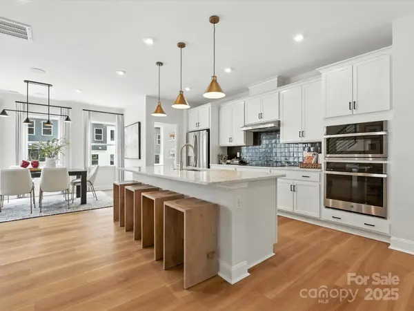 824 Flintside Lane, Charlotte, NC 28217