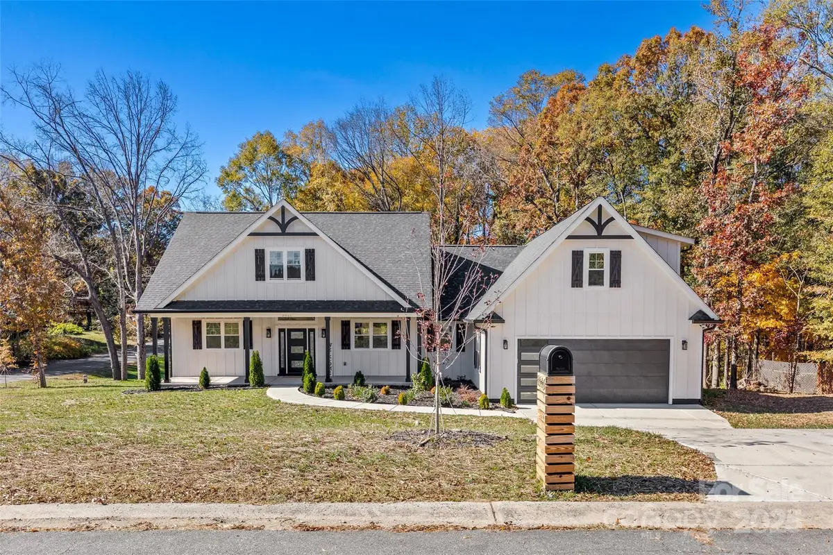8946 Fallsdale Drive, Charlotte, NC 28214 - Image #1